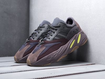 Adidas yeezy 700 con righe oro online